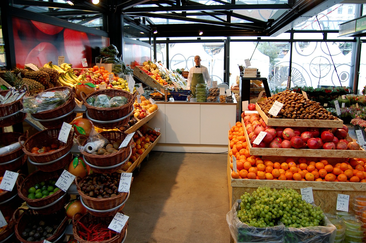 Regały na warzywa i owoce do hipermarketu i sklepu osiedlowego – poznaj różnice
