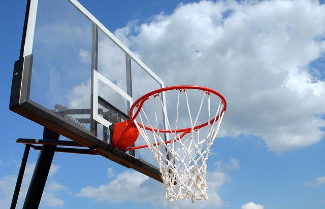 Kiedy warto zainwestować w zestawy do koszykówki?
