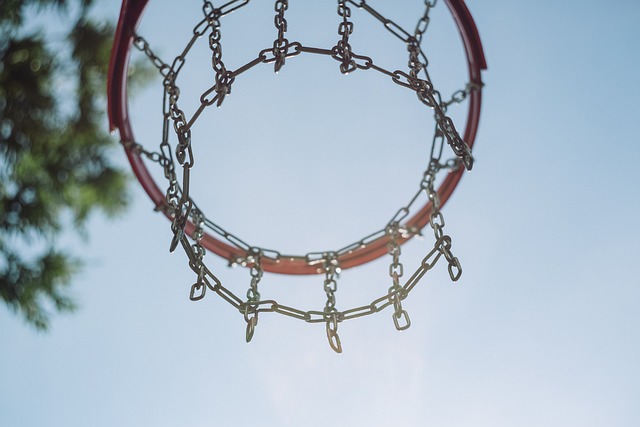 Wybór nawierzchni dla boiska do koszykówki – na co zwrócić uwagę?